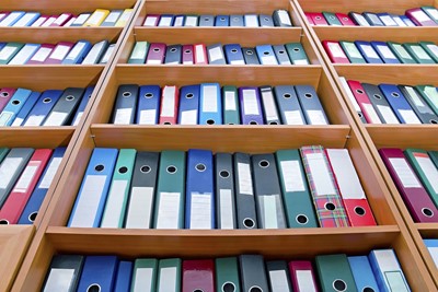 Moeten alle op de zaak betrekking hebbende stukken worden opgestuurd? 